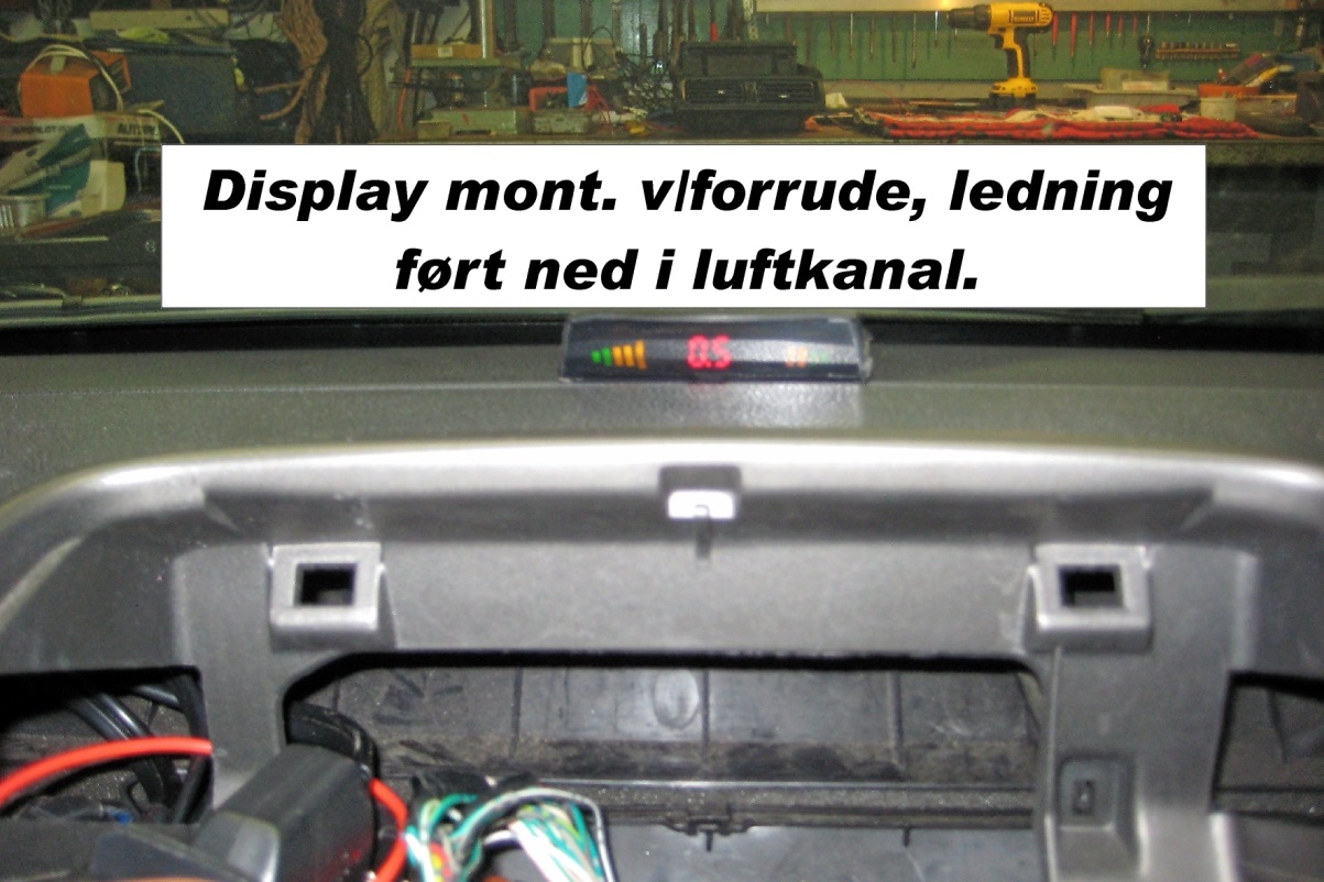 Display monteret ved forrude, ledning ført gennem luftkanal