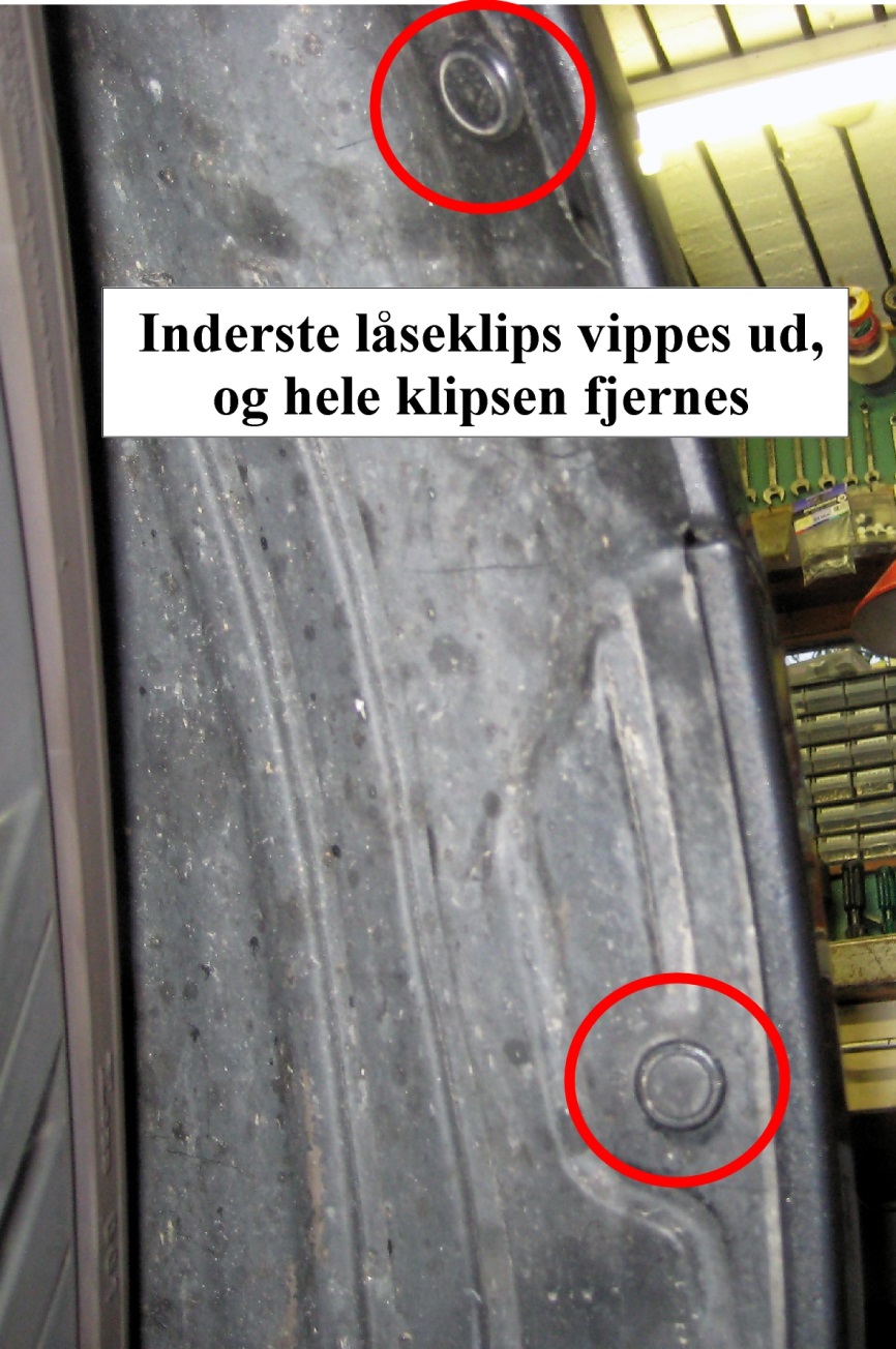 Inderste låseklips vippes ud og hele klipsen fjernes.